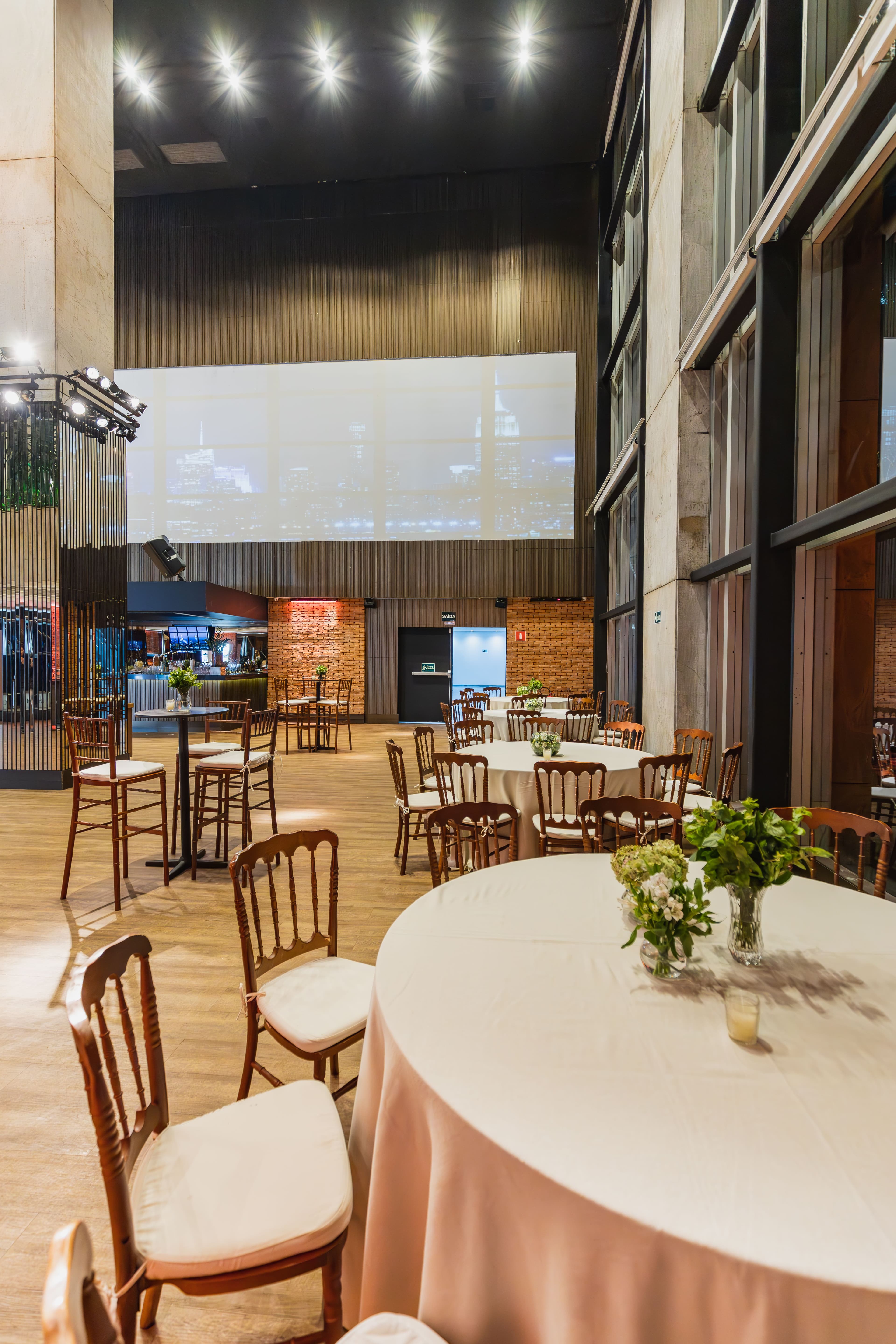 Realizacja AV Touch — sala balowa hotelu z nagłośnieniem i ekranem LED